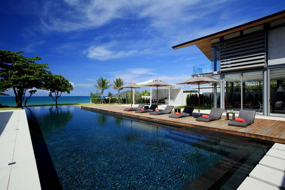 Stunning contemporary private beachside residence 