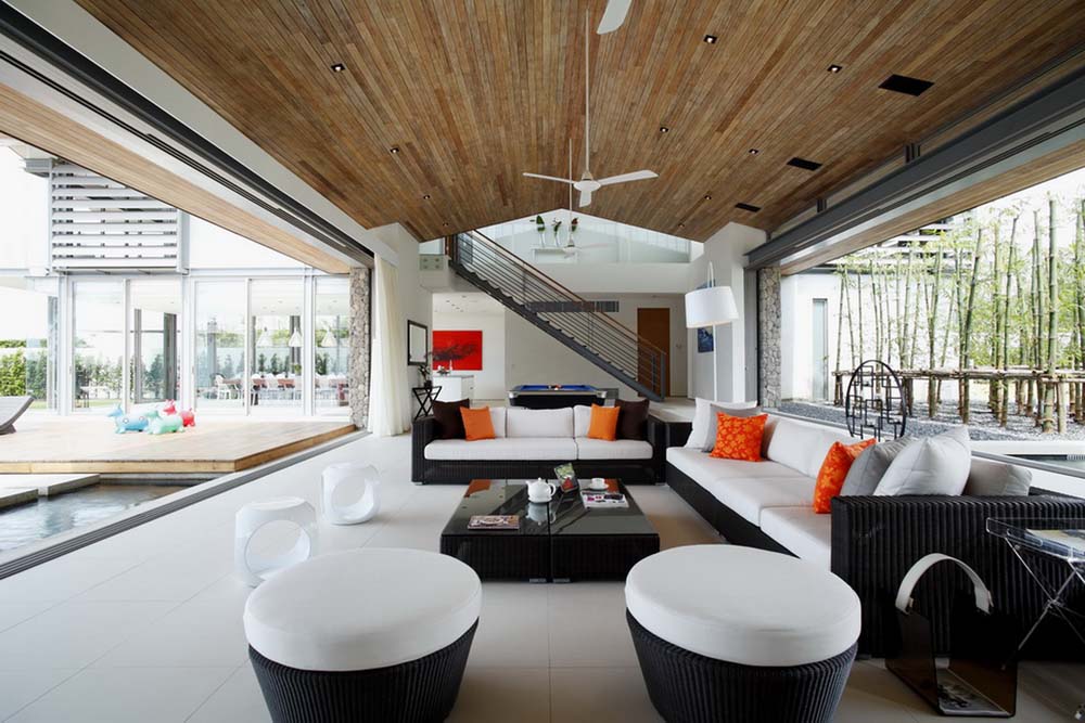 Stunning contemporary private beachside residence 