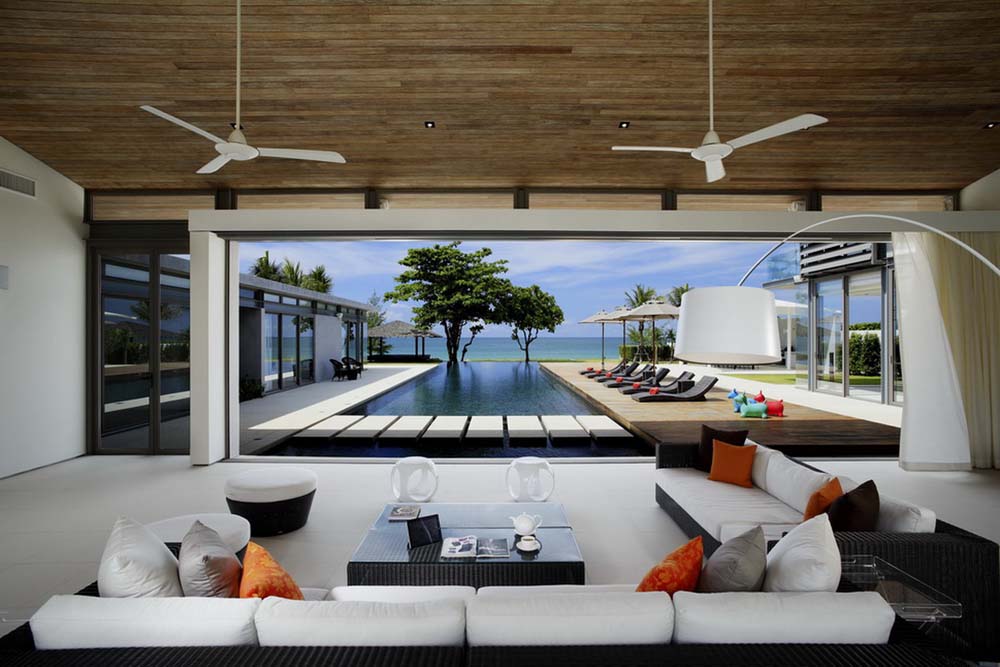 Stunning contemporary private beachside residence 