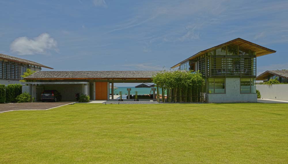 Chic tropical residence enhanced by a range of sophisticated modern luxuries
