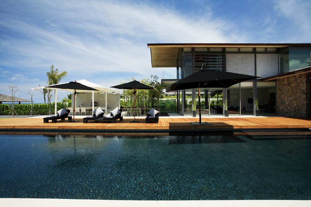 Chic tropical residence enhanced by a range of sophisticated modern luxuries