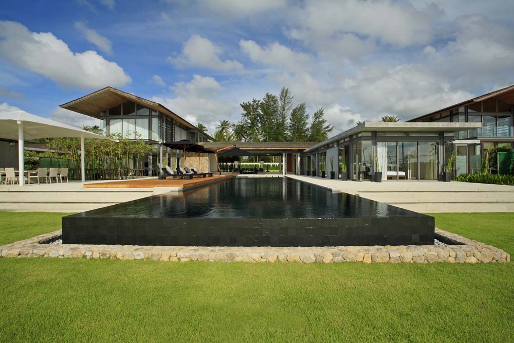 Chic tropical residence enhanced by a range of sophisticated modern luxuries