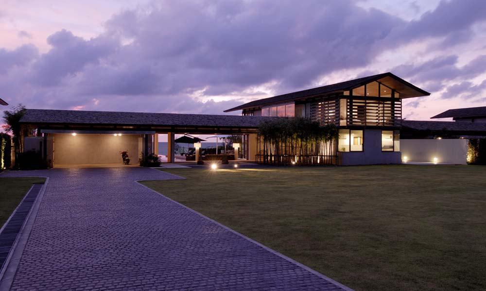 Chic tropical residence enhanced by a range of sophisticated modern luxuries