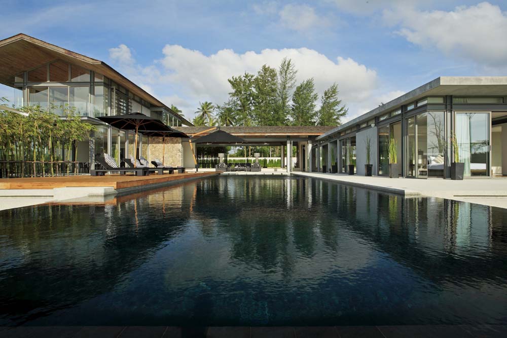 Chic tropical residence enhanced by a range of sophisticated modern luxuries