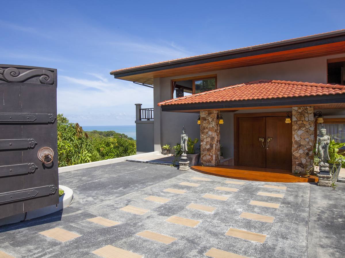 Luxury Villa For Sale in Exclusive Samui Summit Estate